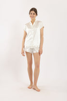 كارينا طقم بيجامة حريري بكم قصير وشورت نسائي أوف وايت