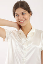 كارينا طقم بيجامة حريري بكم قصير وشورت نسائي أوف وايت