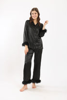 كارينا طقم بيجامة بلوزة وبنطلون مزين بالريش أسود