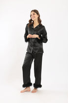 كارينا طقم بيجامة بلوزة وبنطلون مزين بالريش أسود