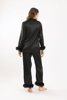 كارينا طقم بيجامة بلوزة وبنطلون مزين بالريش أسود