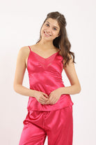 كارينا بلوزة بيجامة ساتان مزينة بدانتيل على الصدر فوشيا