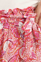 كارينا شورت بطبعة كشكش على الخصر ملون