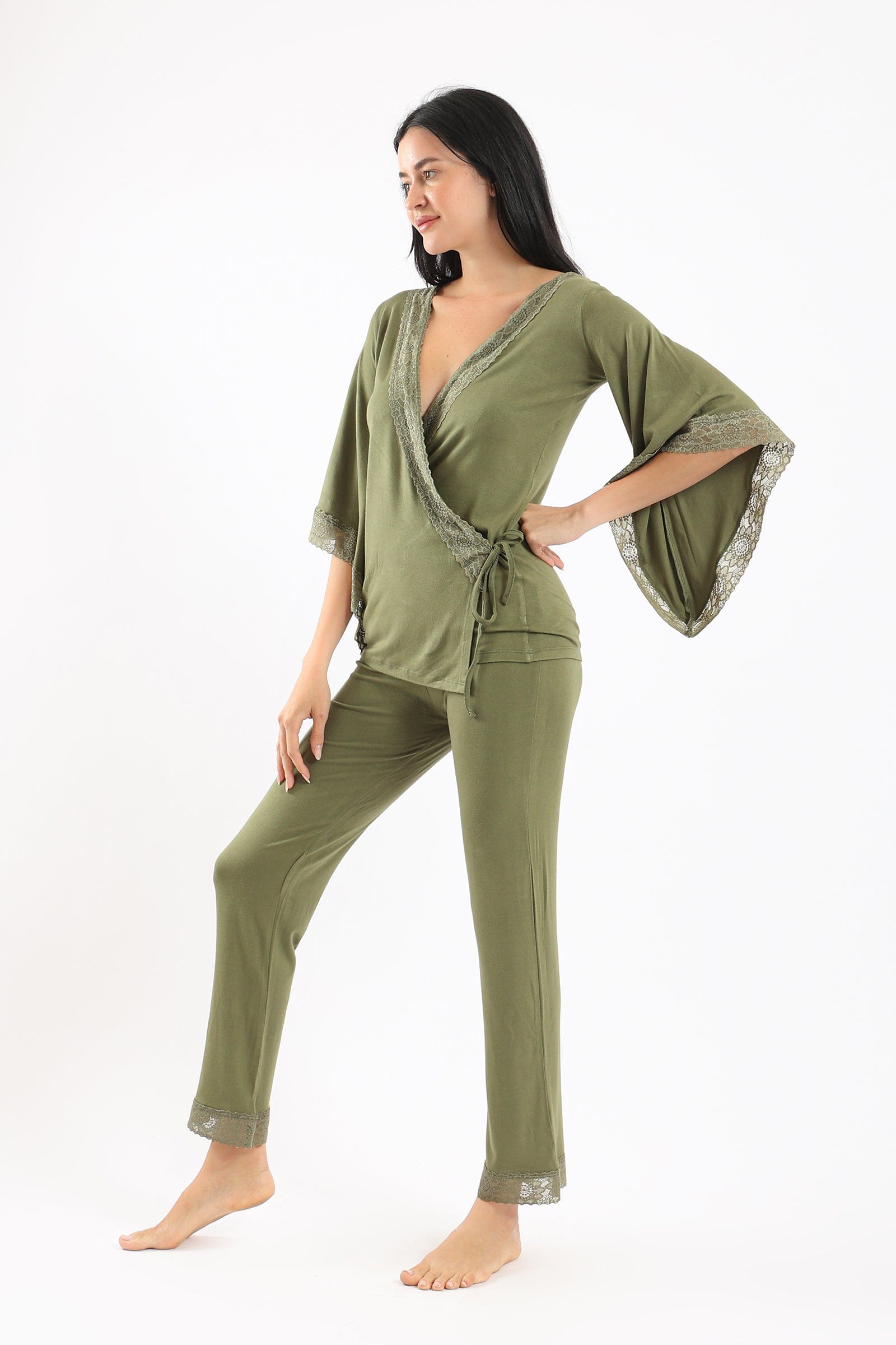 كارينا طقم بيجامة بأطراف دانتيل