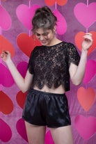 كارينا بيجامة ستان بلوزة وشورت مع دانتيل في الخلف أسود