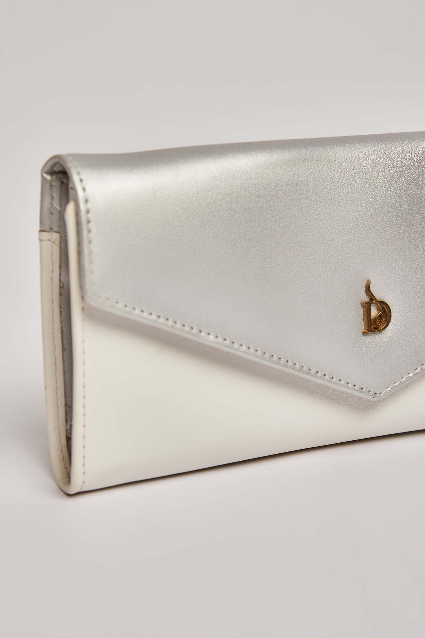 داليدرس محفظة نسائية جلد فضي وأبيض