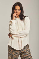 داليدرس بلوزة نسائية سادة بياقة وزرار