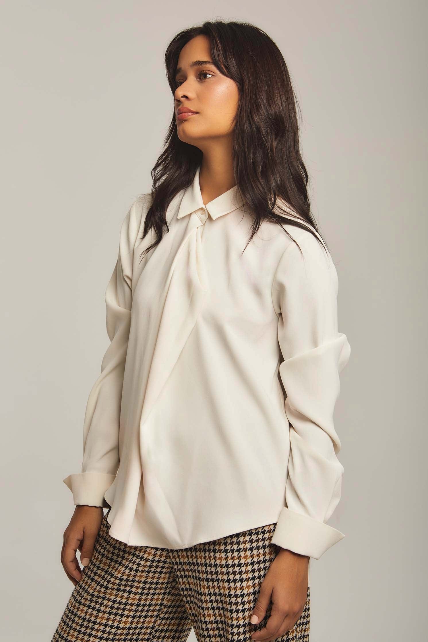 داليدرس بلوزة نسائية سادة بياقة وزرار