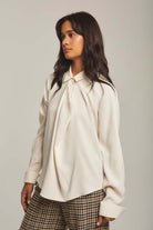 داليدرس بلوزة نسائية سادة بياقة وزرار