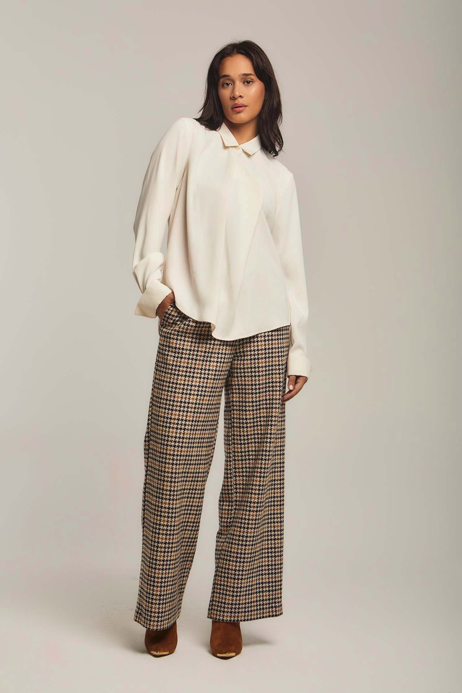 داليدرس بلوزة نسائية سادة بياقة وزرار