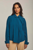 داليدرس بلوزة نسائية سادة بياقة وزرار