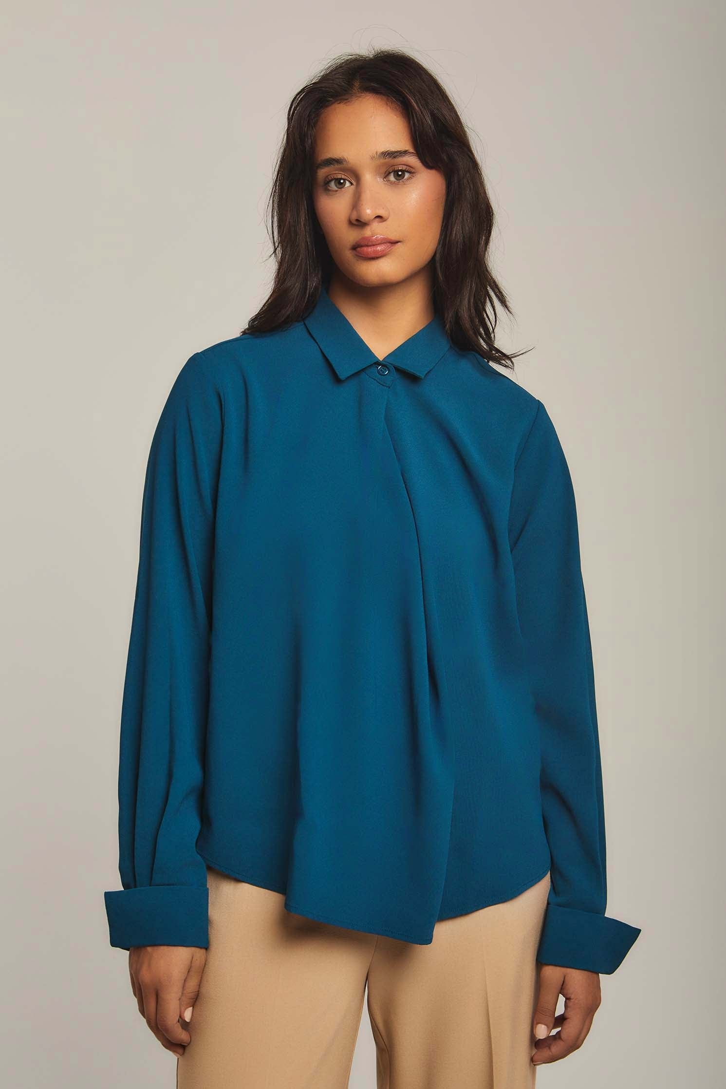 داليدرس بلوزة نسائية سادة بياقة وزرار