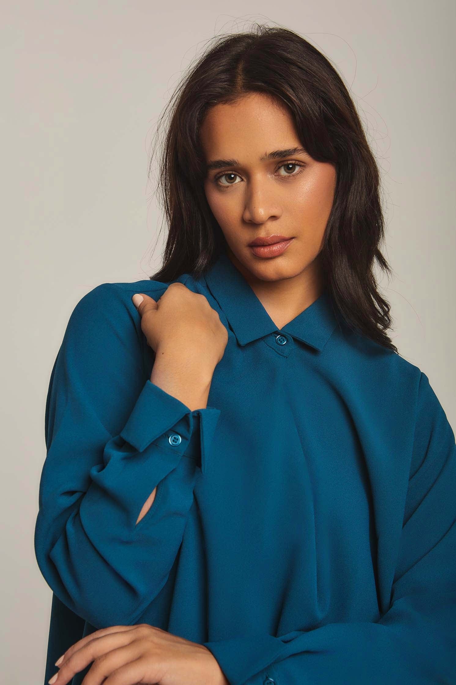 داليدرس بلوزة نسائية سادة بياقة وزرار