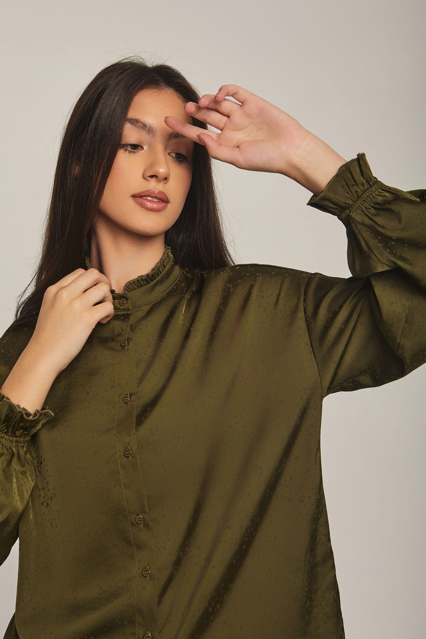 داليدرس قميص نسائي سادة باازرار زيتوني