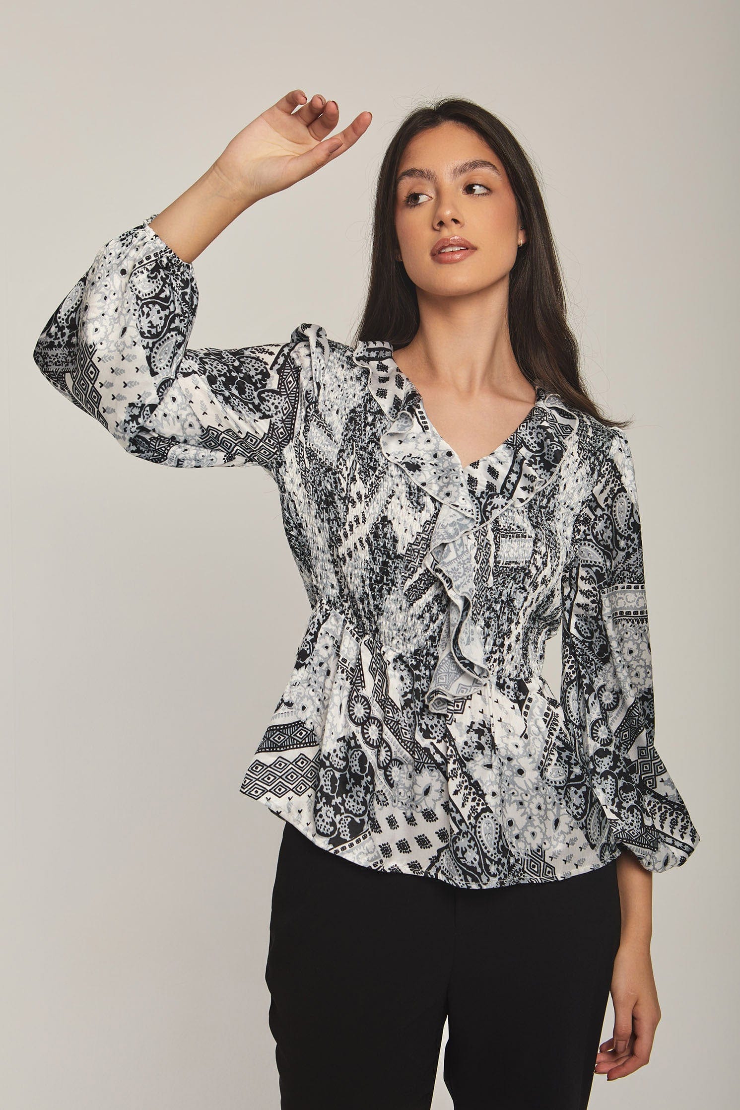 داليدرس بلوزة نسائية مزخرفة بكرانيش أسود