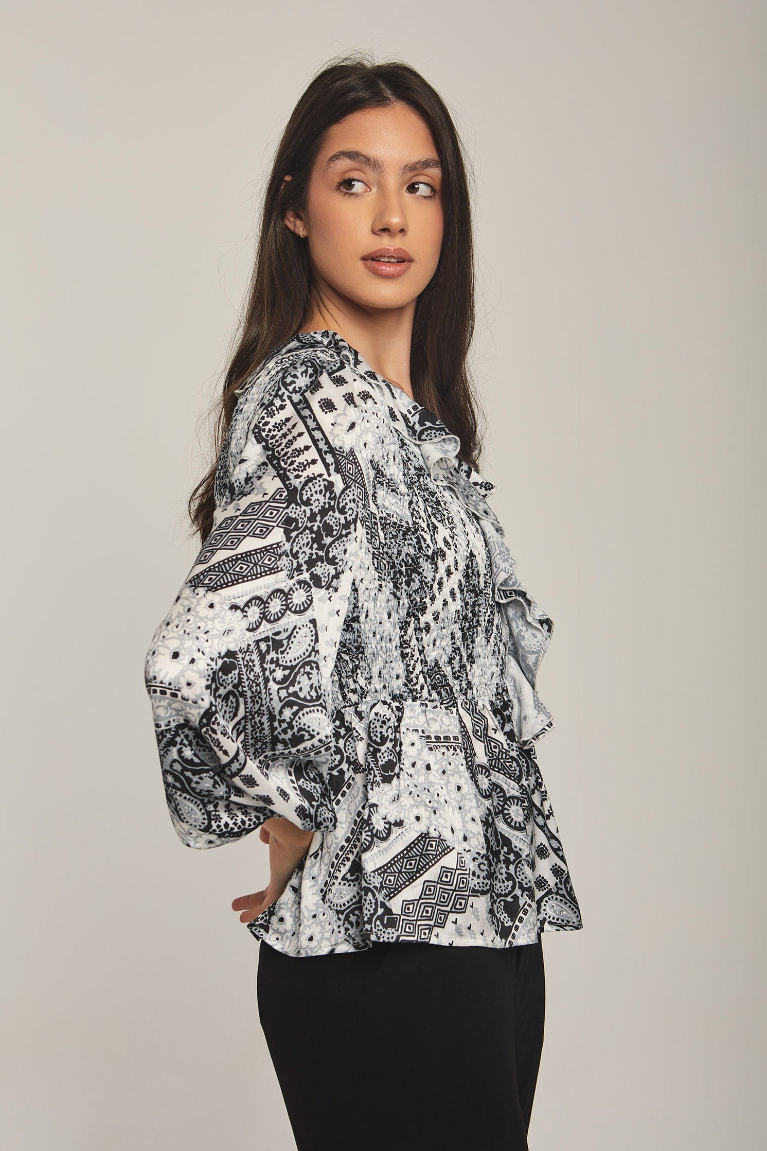 داليدرس بلوزة نسائية مزخرفة بكرانيش أسود