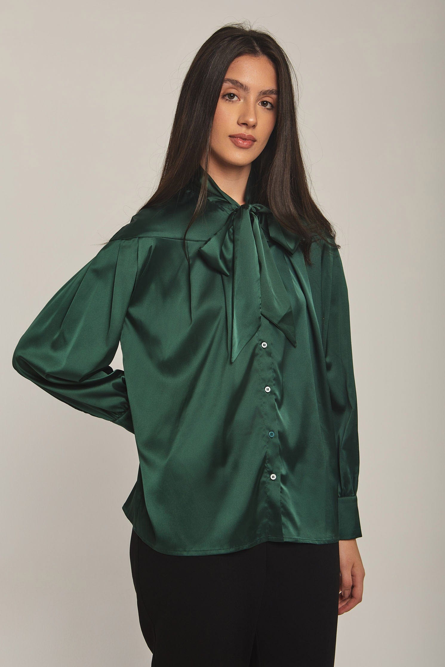 داليدرس بلوزة نسائية سادة بفيونكة عالرقبة أخضر