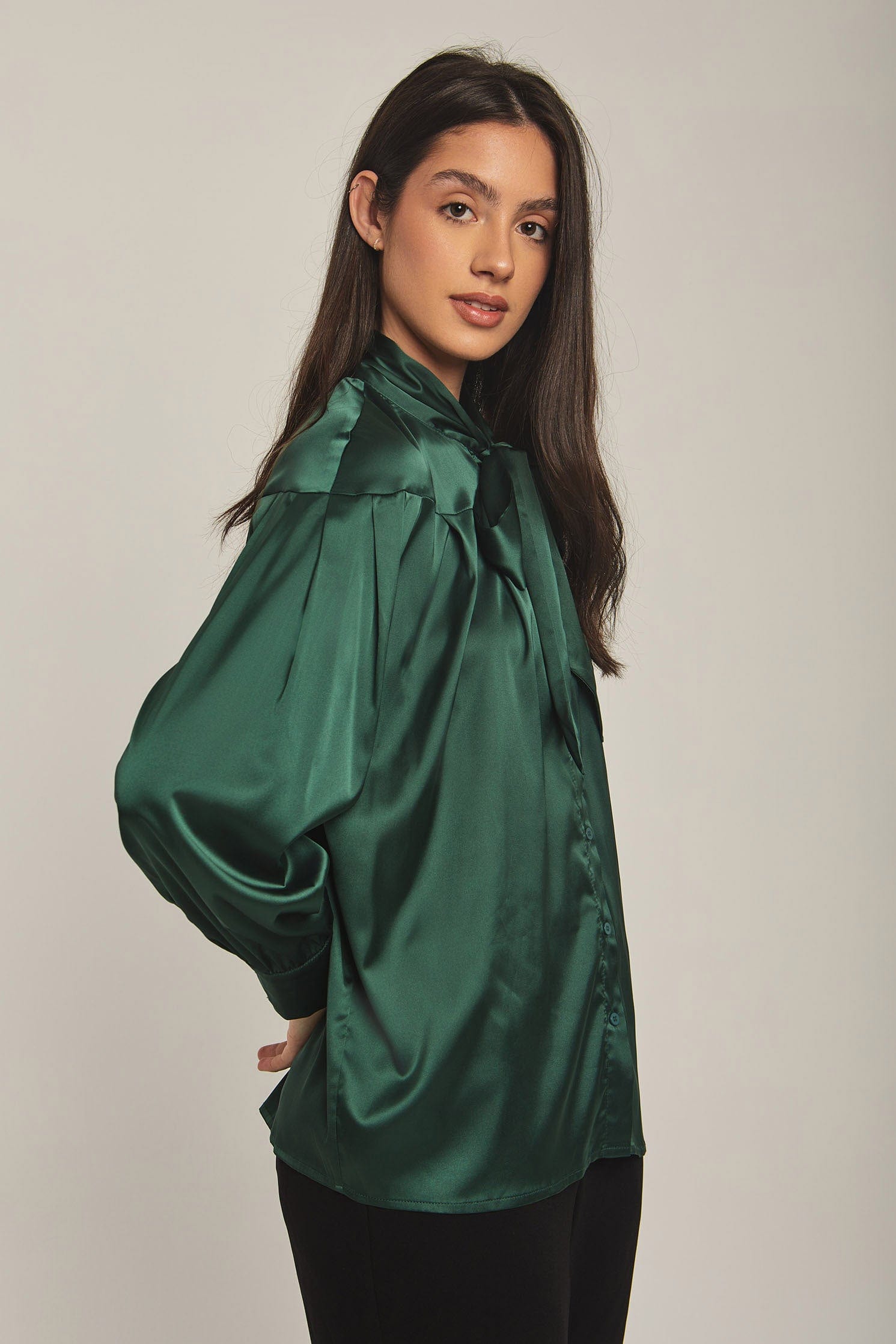 داليدرس بلوزة نسائية سادة بفيونكة عالرقبة أخضر