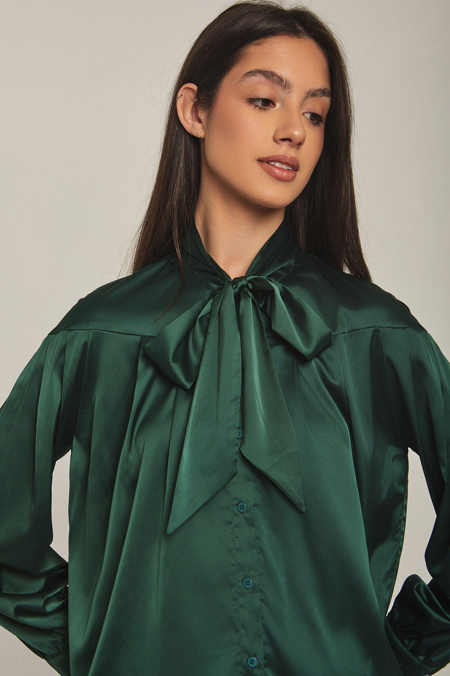 داليدرس بلوزة نسائية سادة بفيونكة عالرقبة أخضر