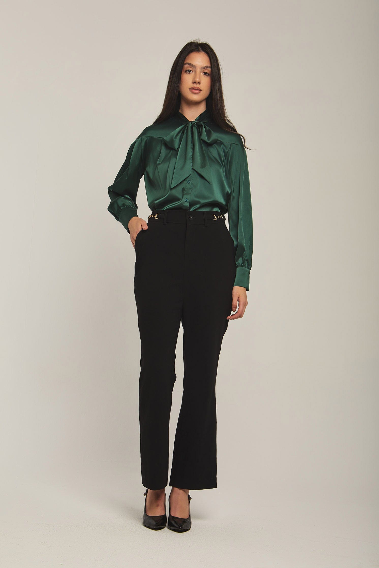 داليدرس بلوزة نسائية سادة بفيونكة عالرقبة أخضر