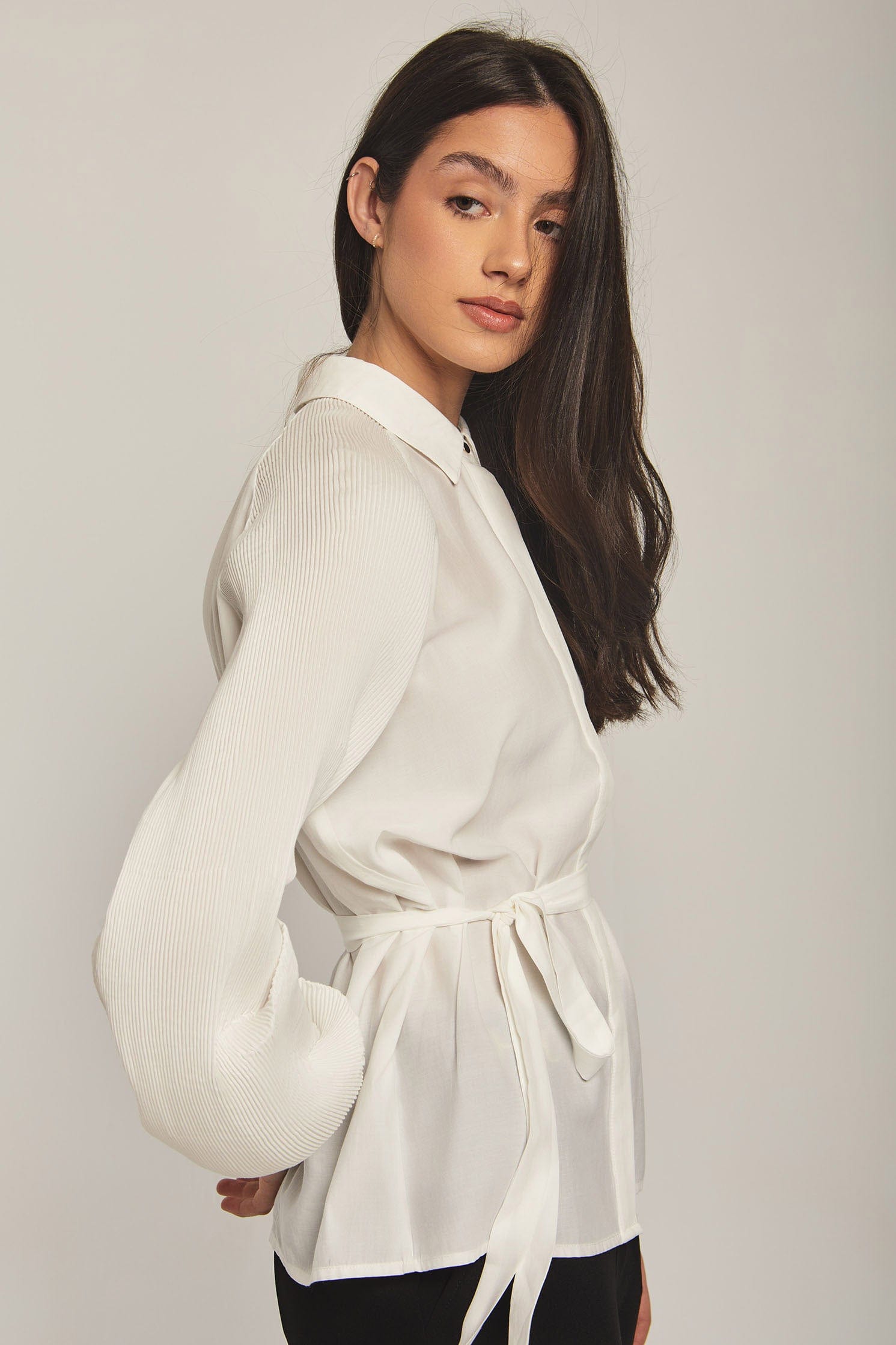 داليدرس بلوزة نسائي بحزام عالخصر أوف وايت