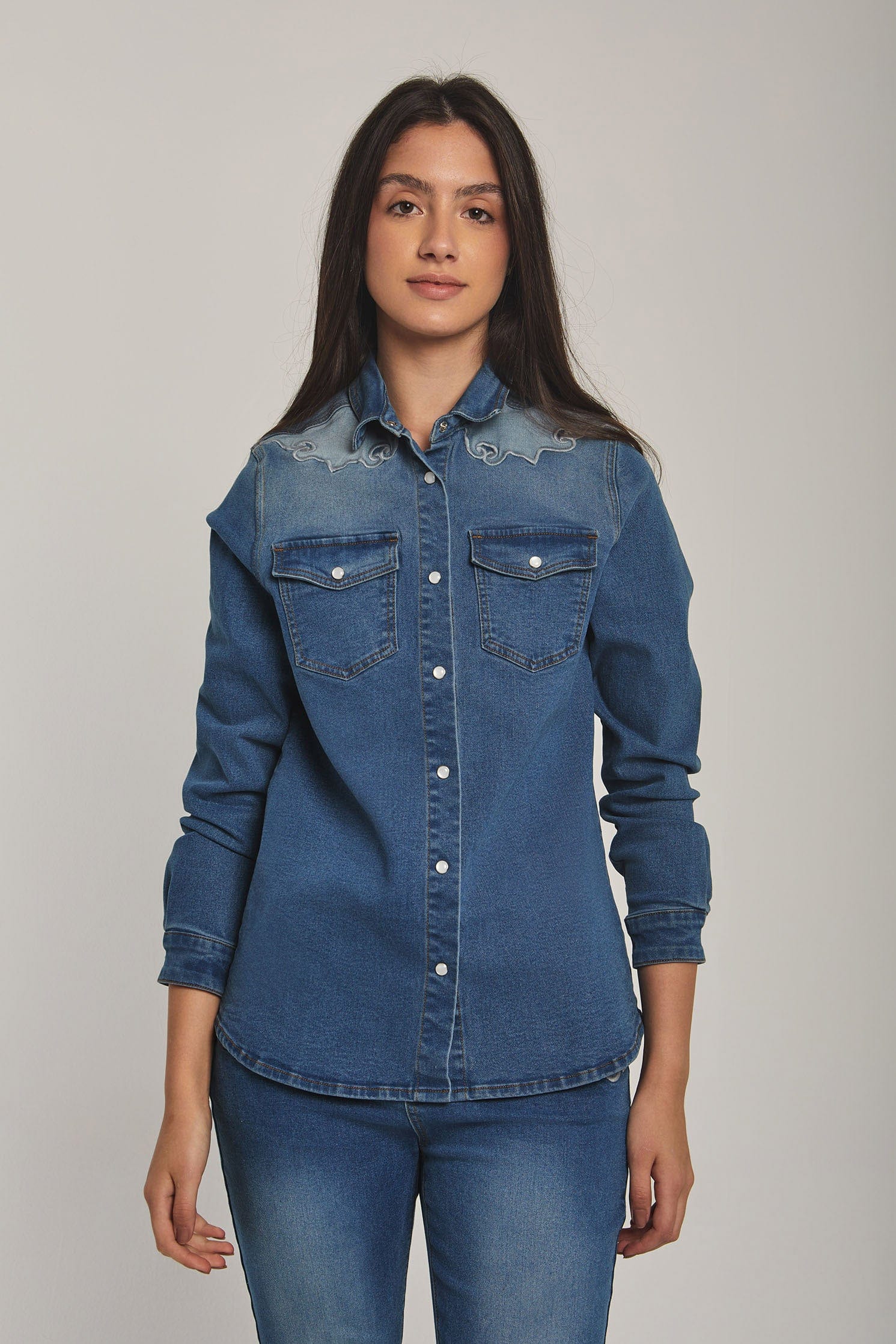 داليدرس قميص نسائي باازرار وجيوب جينز نيلي وسط