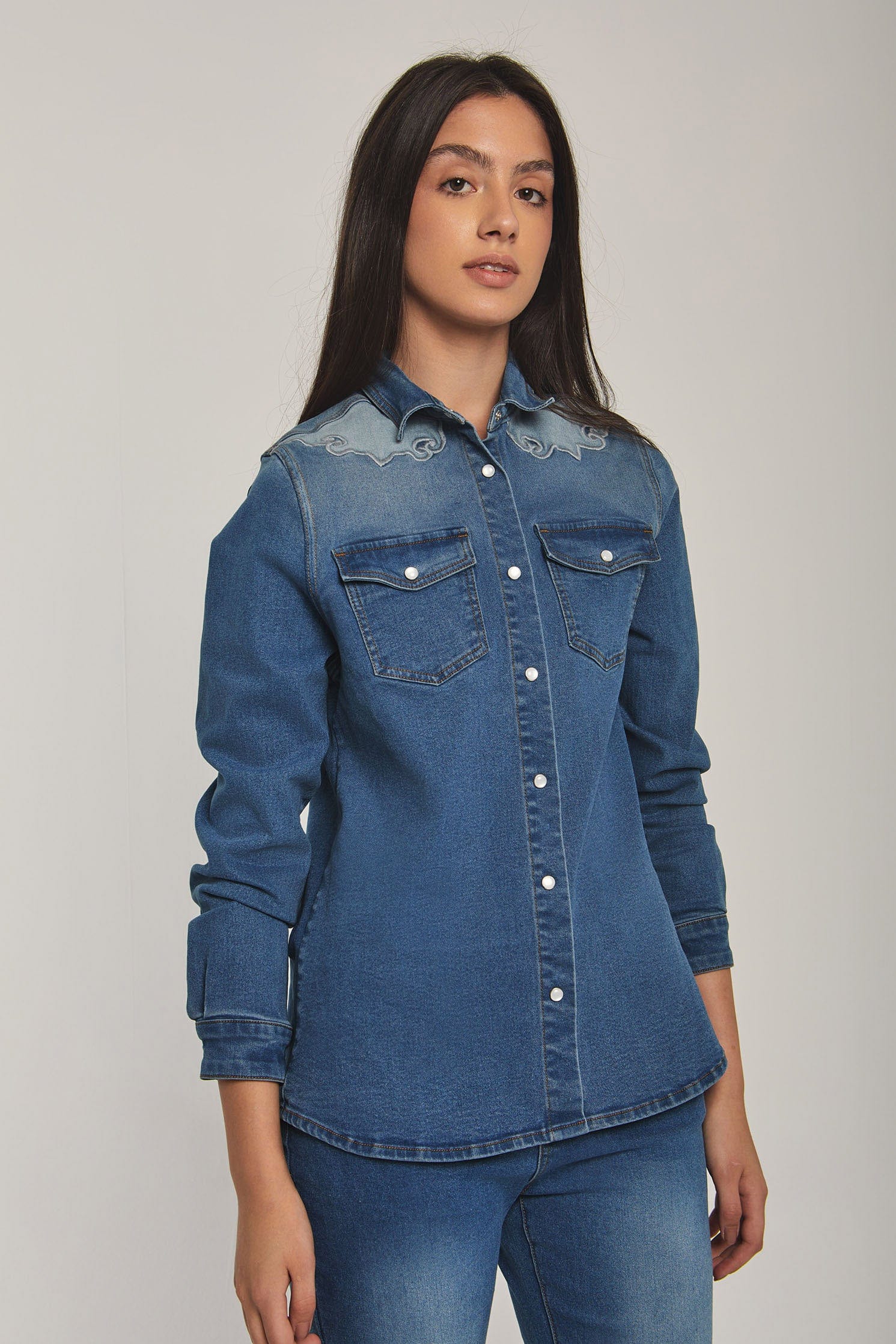 داليدرس قميص نسائي باازرار وجيوب جينز نيلي وسط