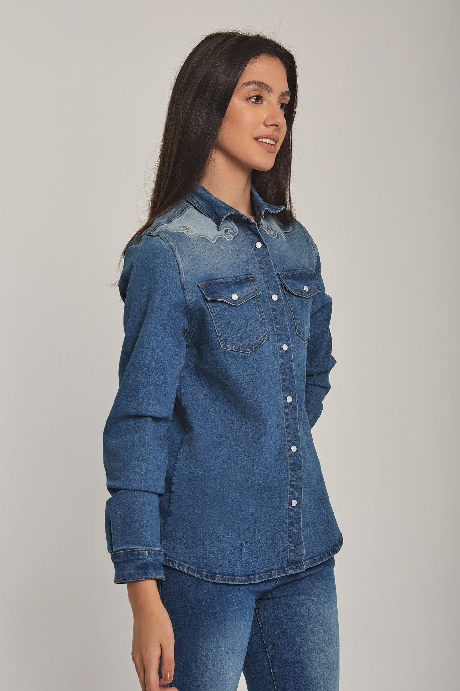 داليدرس قميص نسائي باازرار وجيوب جينز نيلي وسط