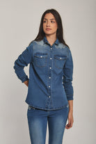 داليدرس قميص نسائي باازرار وجيوب جينز نيلي وسط