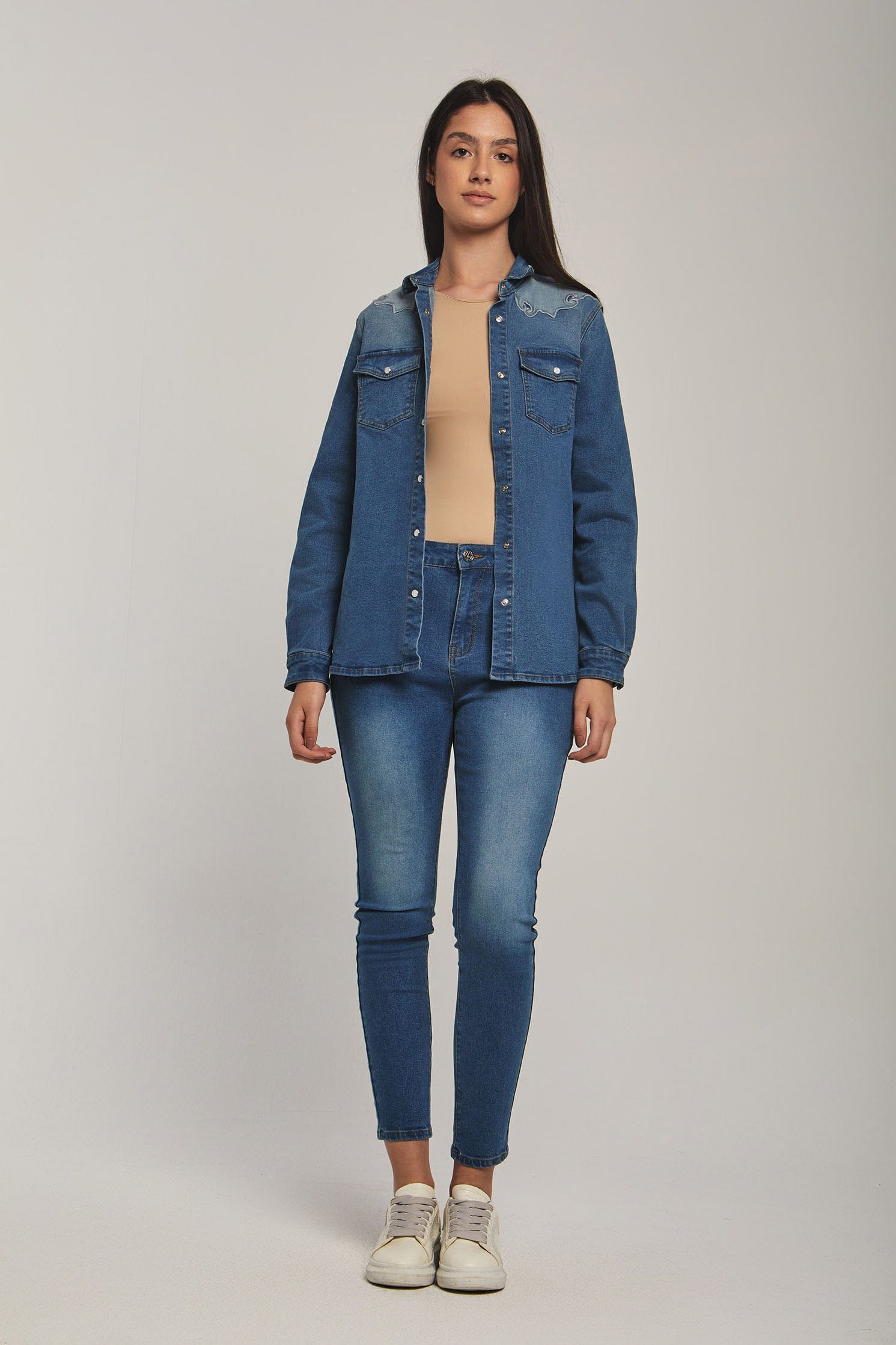 داليدرس قميص نسائي باازرار وجيوب جينز نيلي وسط