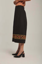 داليدرس تنورة نسائية ميدي بتطريز من الأسفل أسود