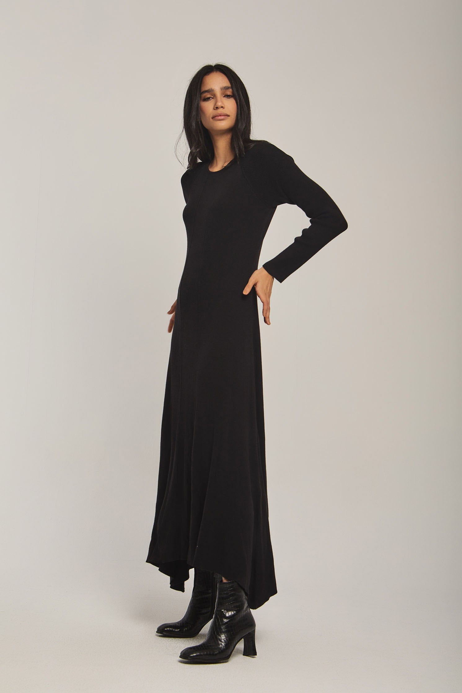 داليدرس فستان نسائي اسود ساده