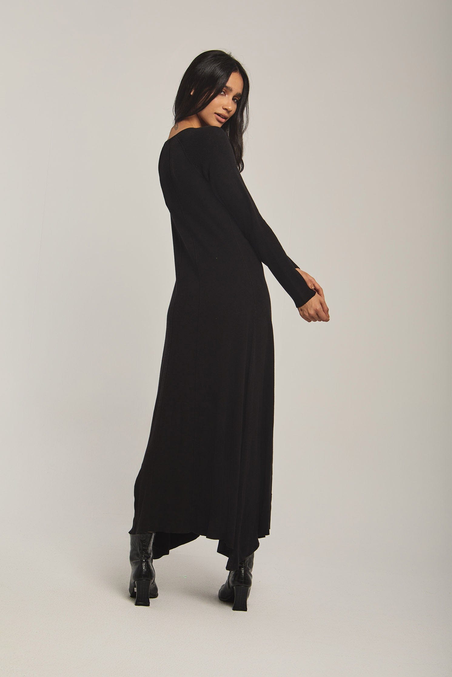 داليدرس فستان نسائي اسود ساده