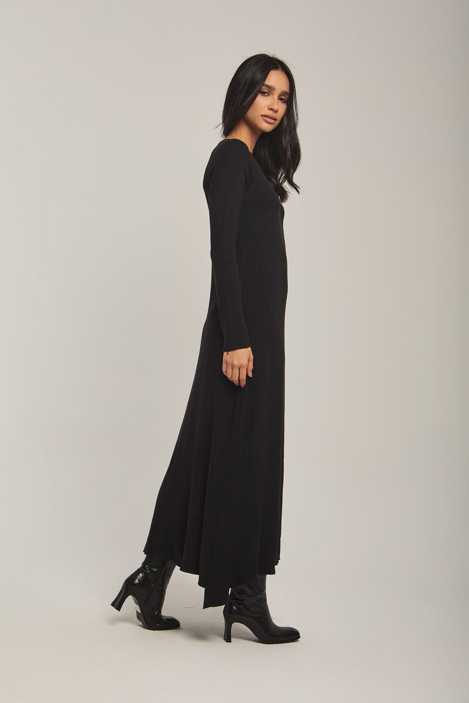 داليدرس فستان نسائي اسود ساده