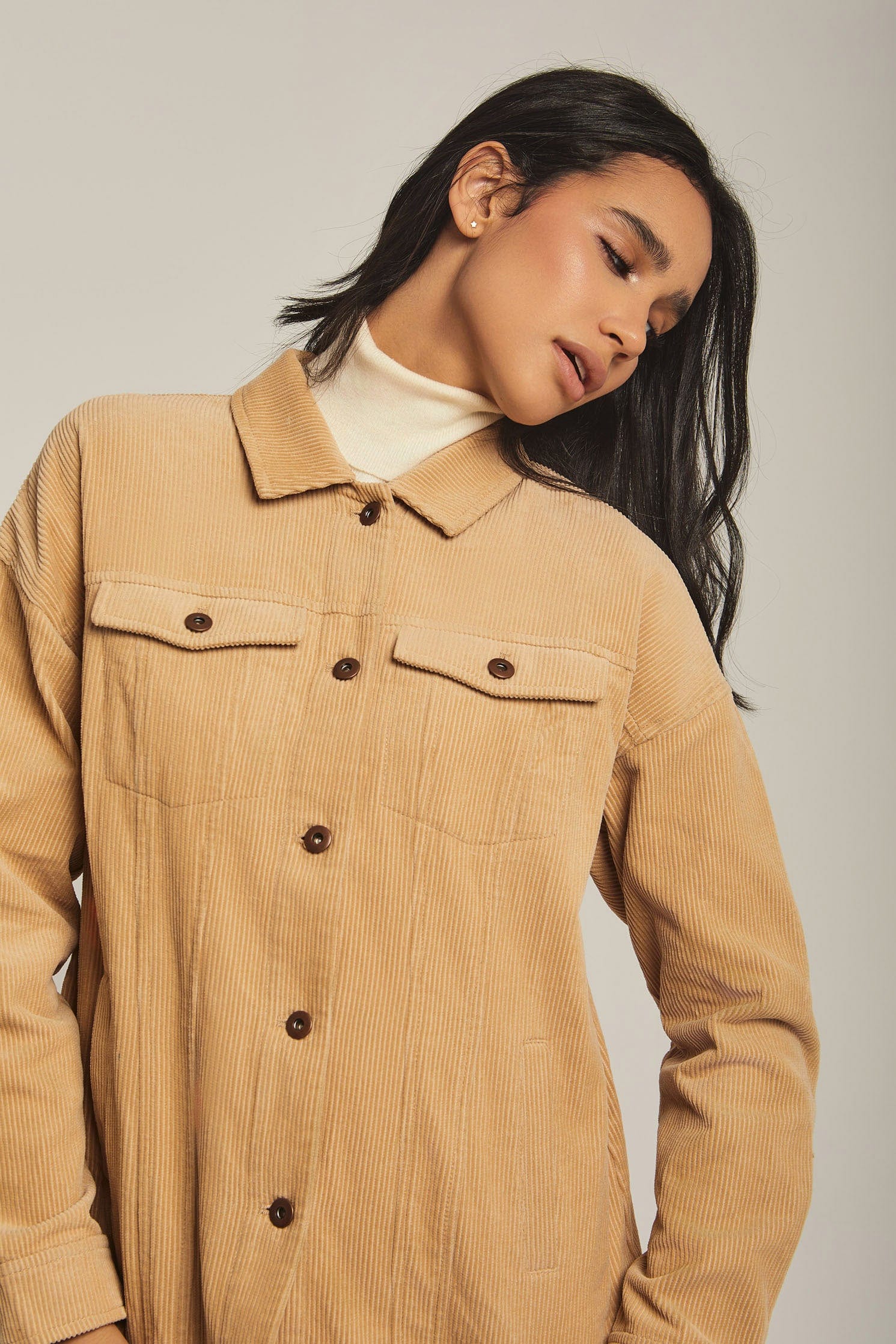 داليدرس جاكت نسائي سادة بجيوب وازارار أصفر شاحب