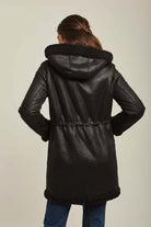 داليدرس جاكيت جلد طويل مزين بالفرو كم طويل نسائي أسود