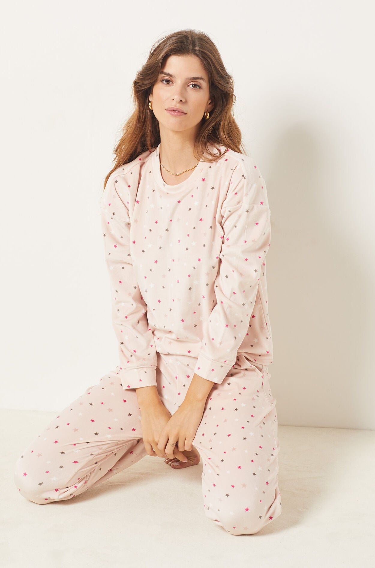 اتام بيجامة قطعتين منقطة طويلة بكم طويل نسائي بيج فاتح