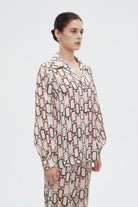 ميكا بلوزة نسائية منقوشة بياقة وأكمام طويلة