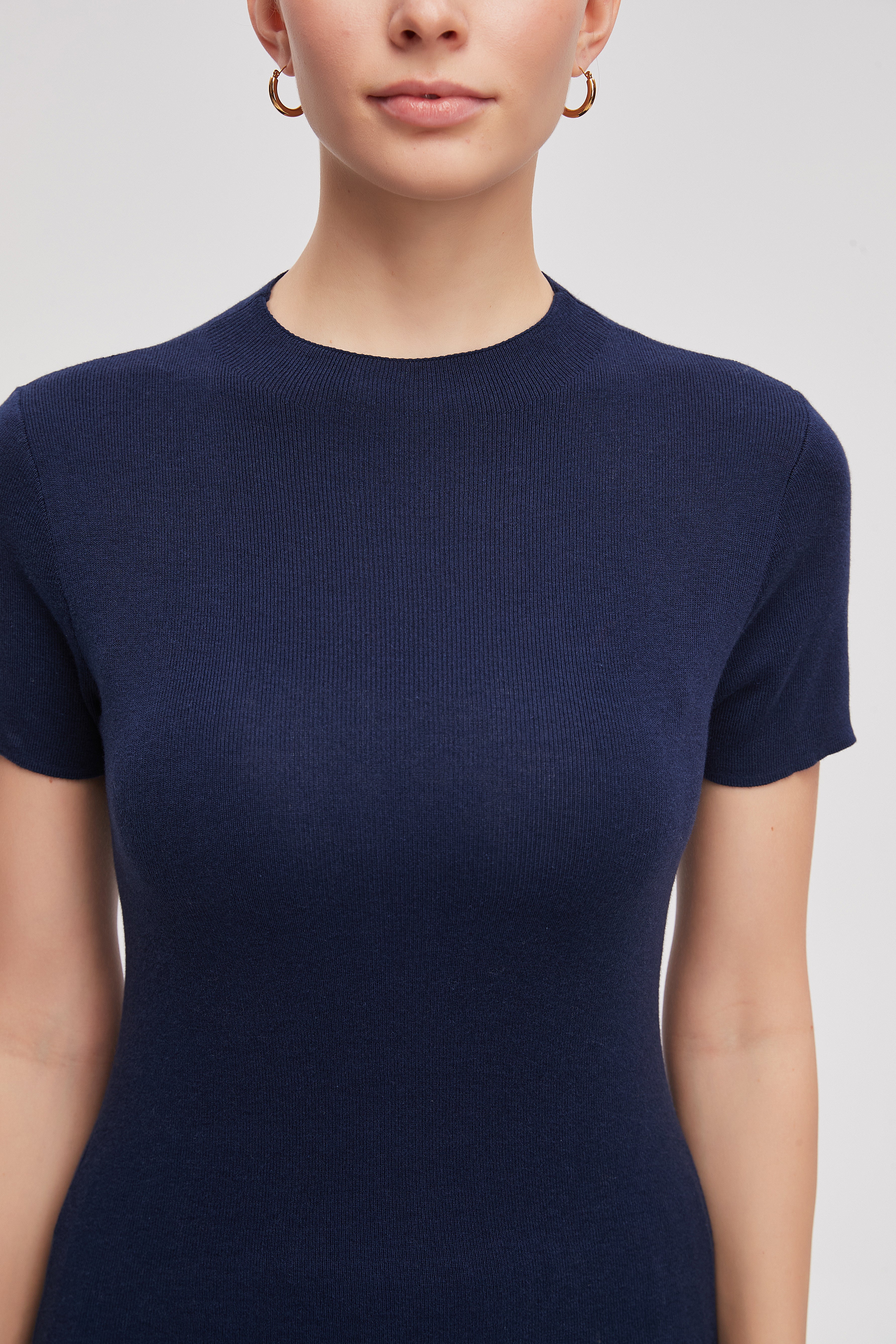 صورة توب قصير نصف كم سادة من ليفيا