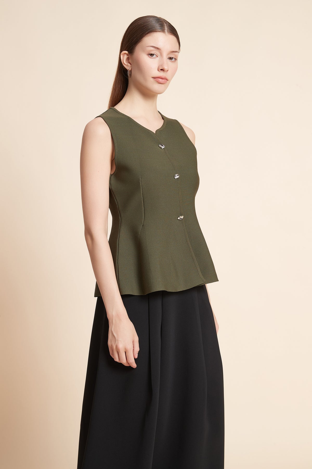 صورة توب بدون أكمام مكشكش من يولا