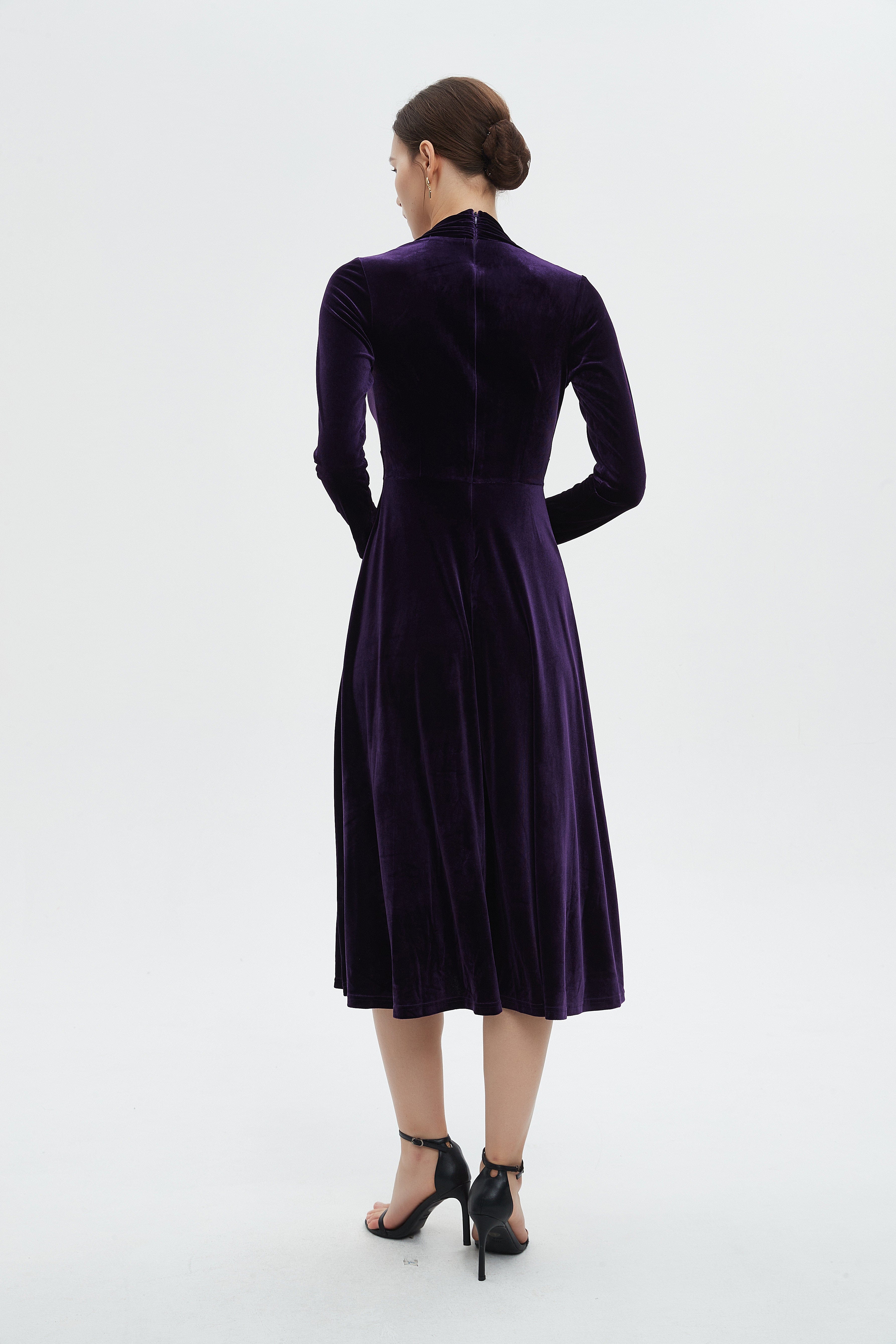 ميكا فستان نسائي للركبة مخملي بكم طويل وقصه رقبة V