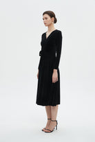 ميكا فستان نسائي مخملي ميدي بأكمام طويلة