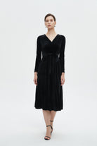 ميكا فستان نسائي مخملي ميدي بأكمام طويلة