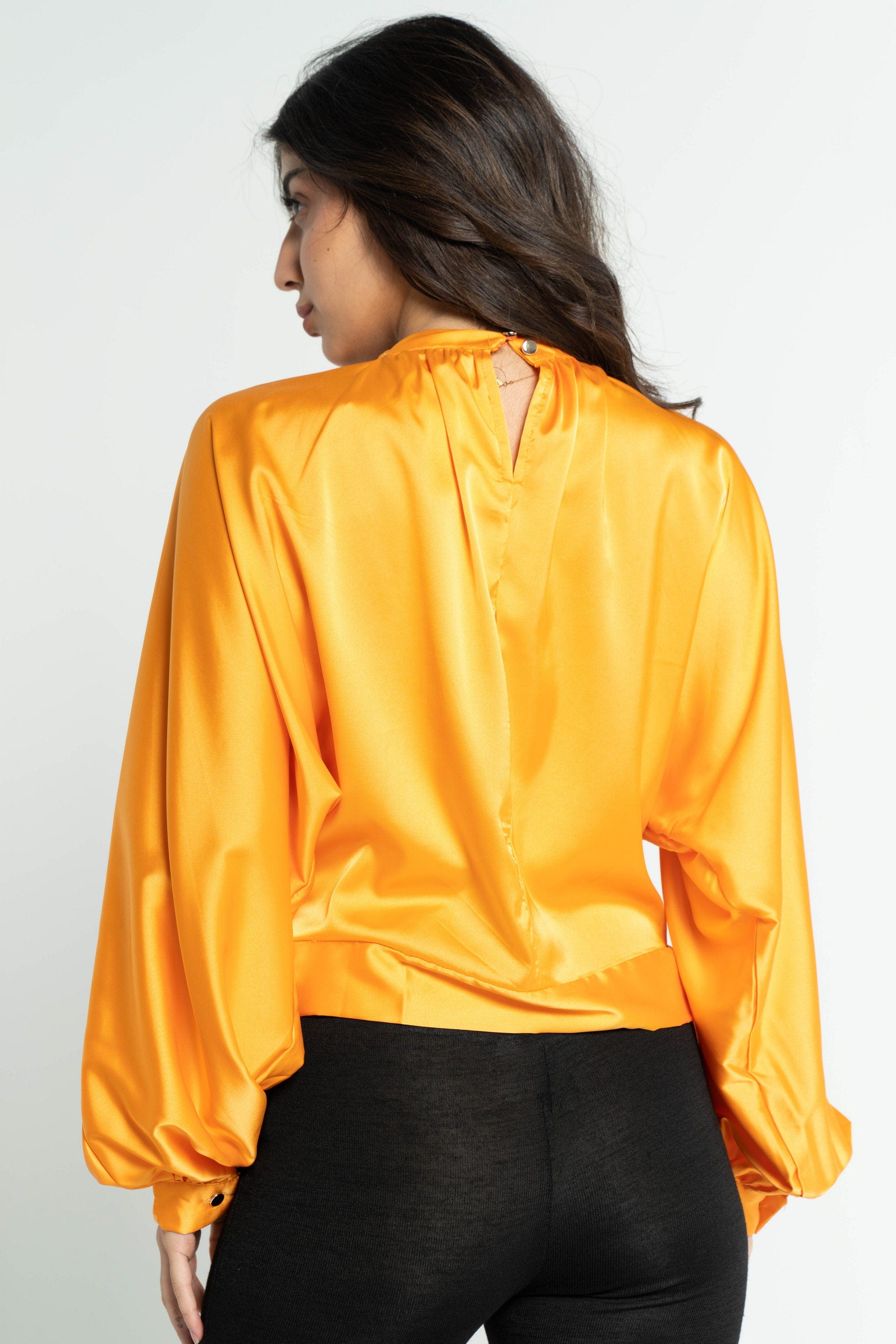 داليدرس بلوزة نسائي سادة بف بتطريز على الرقبة