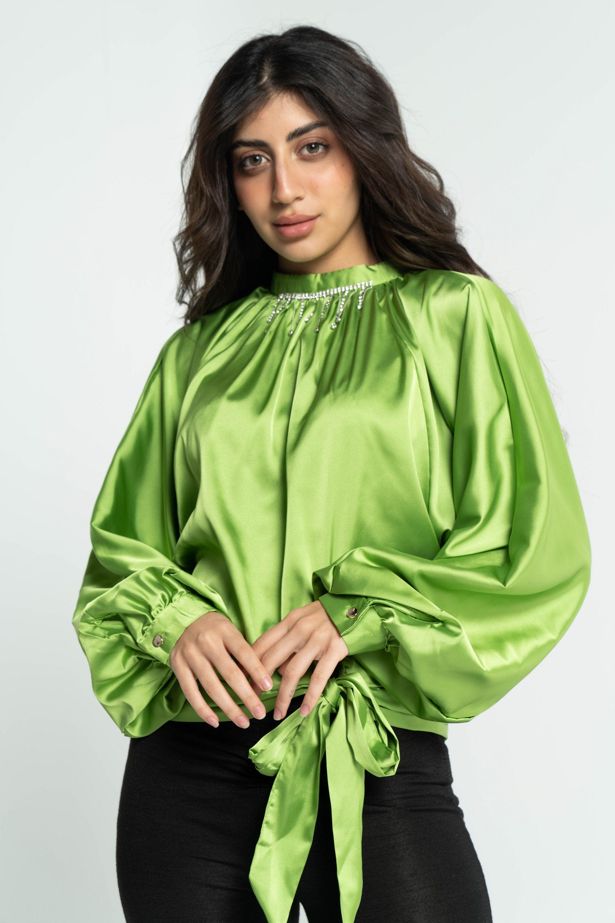 داليدرس بلوزة نسائي سادة بف بتطريز على الرقبة