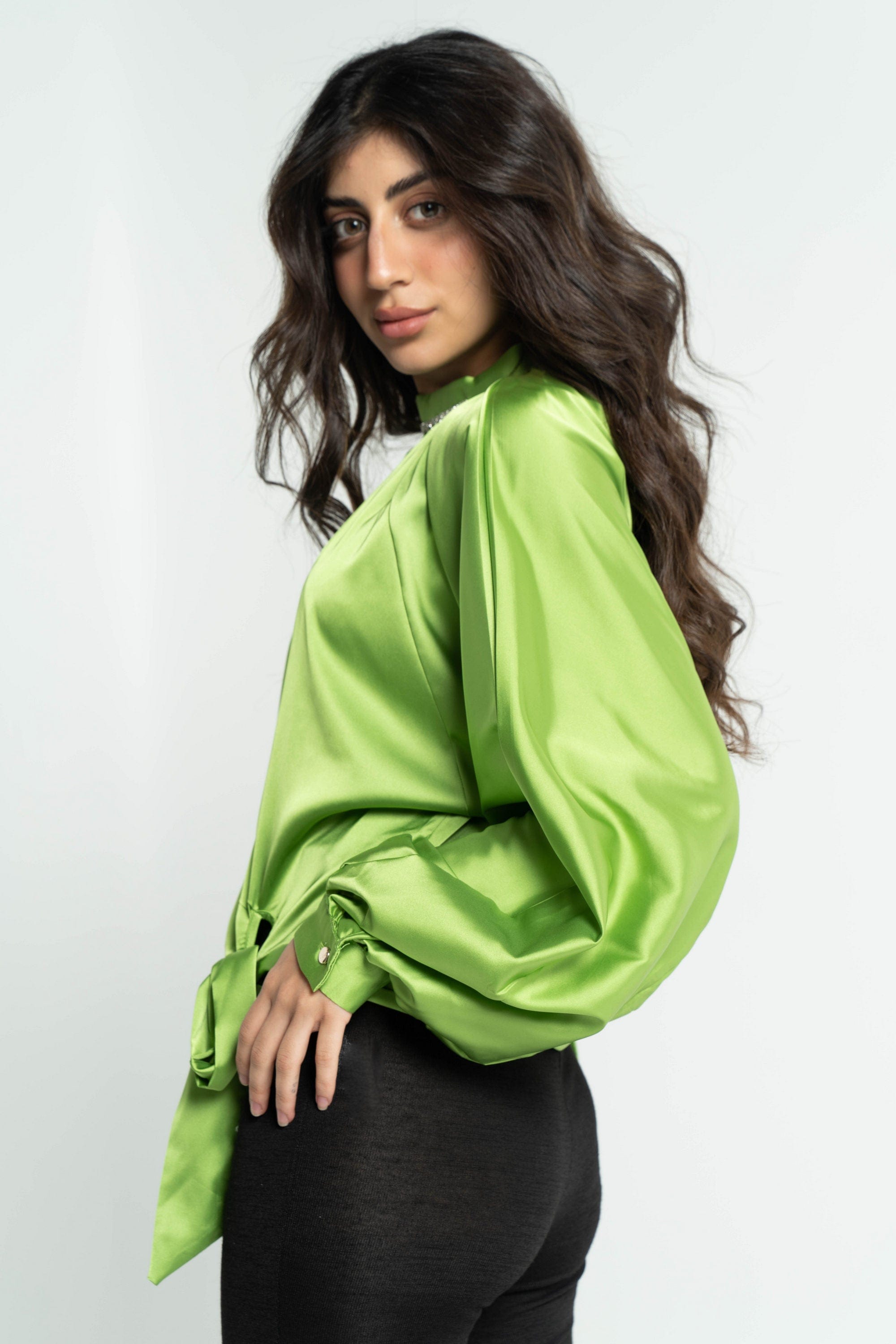 داليدرس بلوزة نسائي سادة بف بتطريز على الرقبة