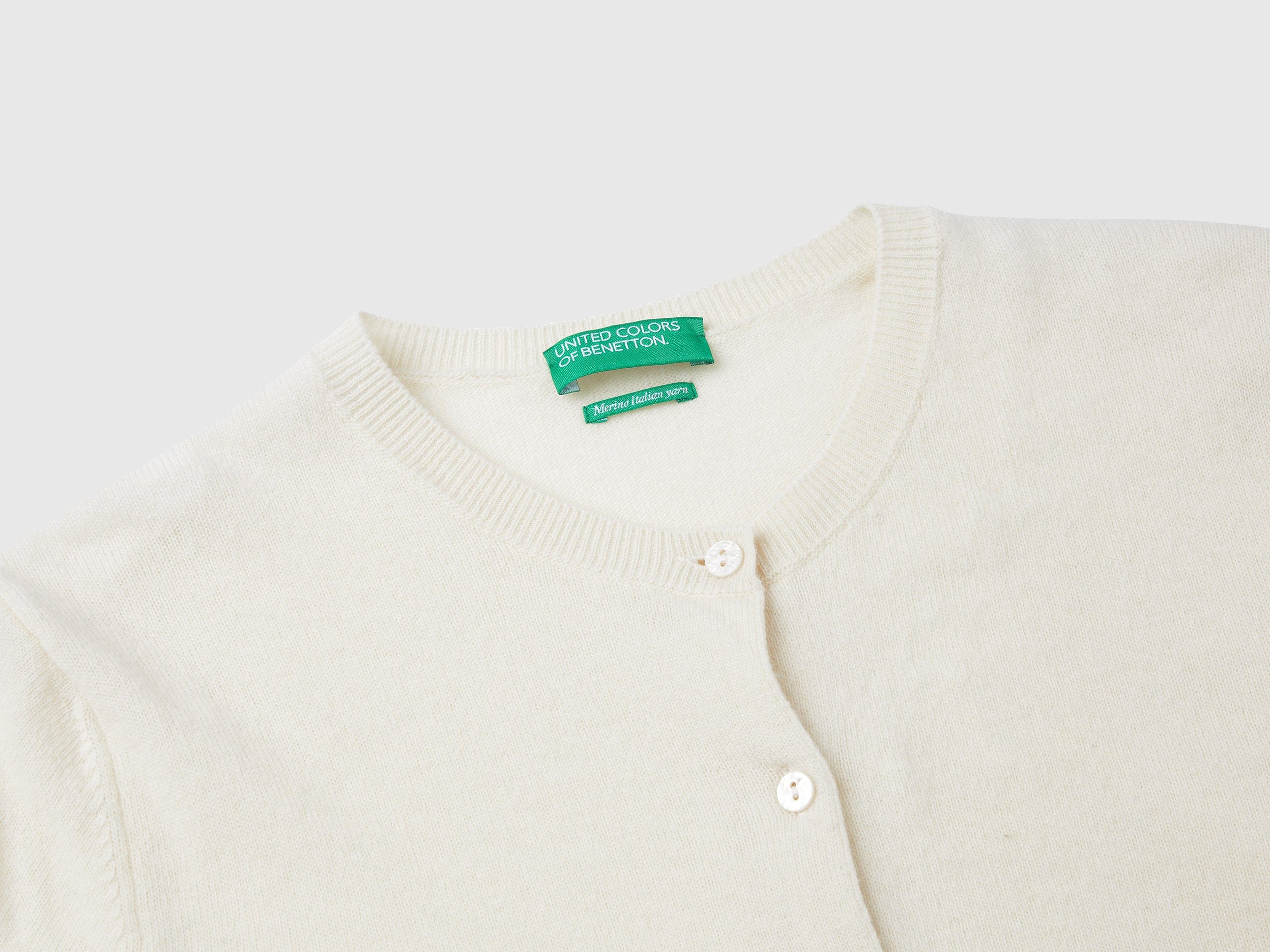 يونايتد كولورز اوف بينيتون كارديجان بياقة دائرية باللون الكريمي من صوف ميرينو الخالص نسائي