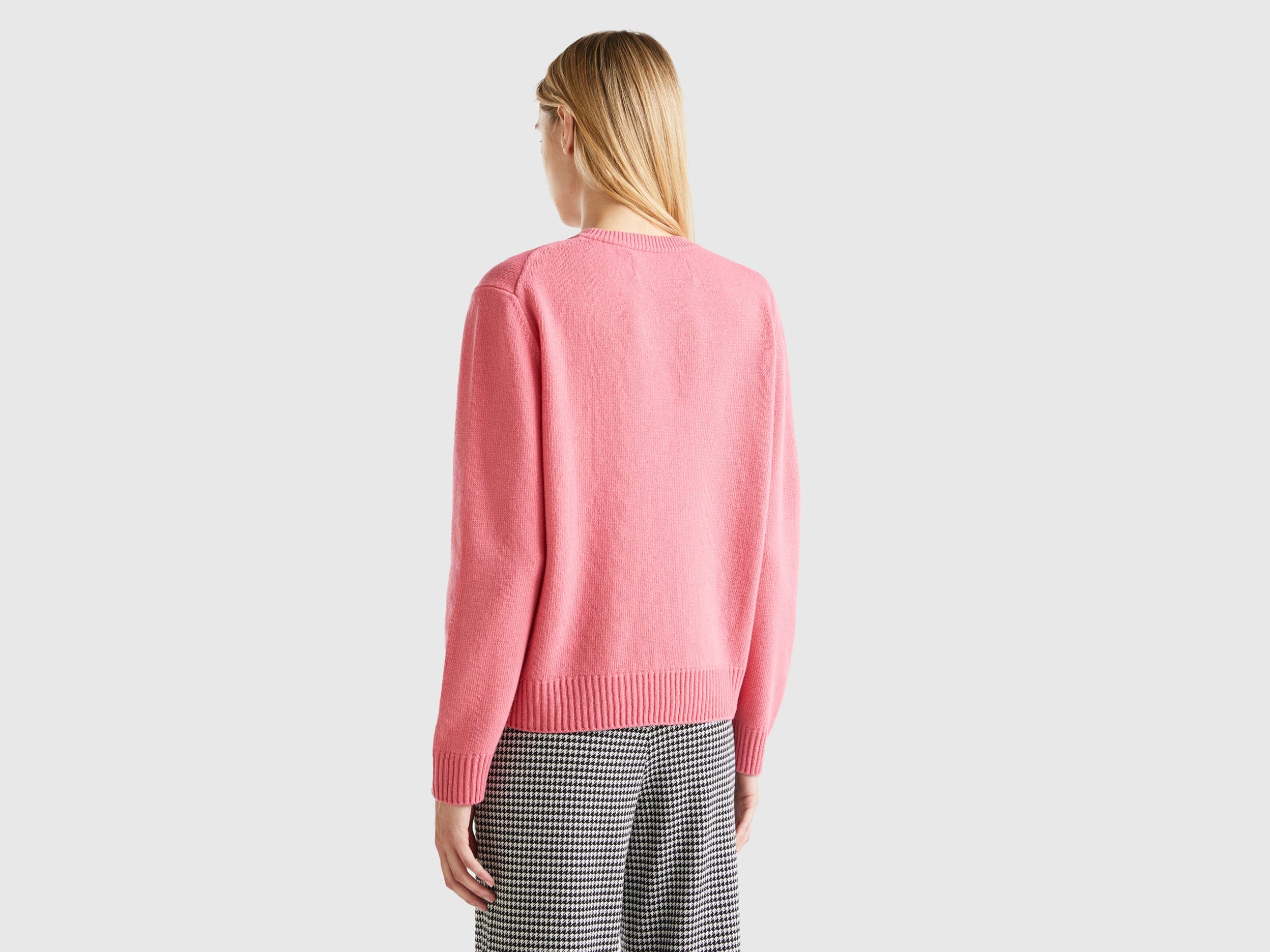 يونايتد كولورز اوف بينيتون بلوفر صوفي بنقشة زهور على الصدر كم طويل نسائي