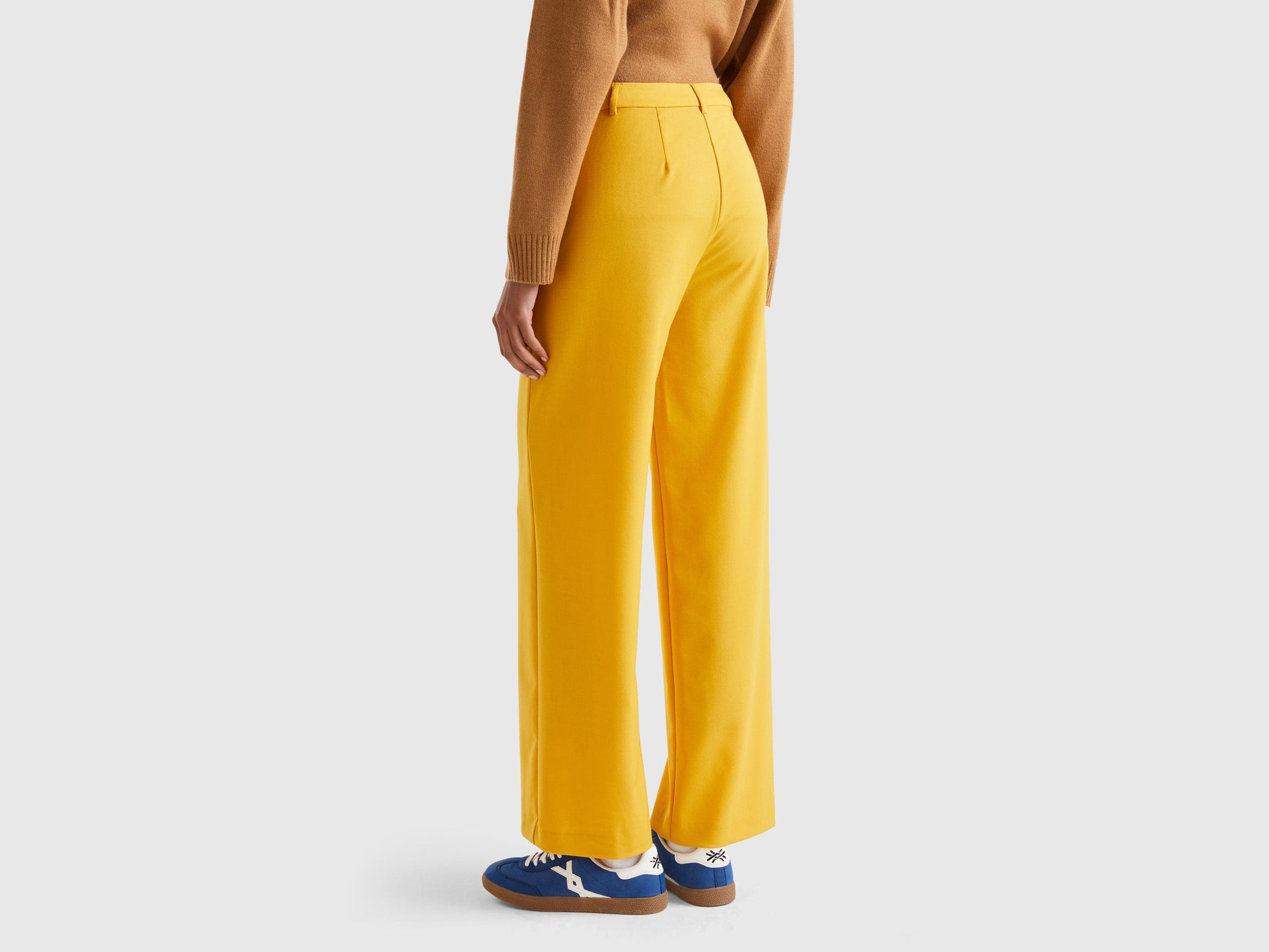 يونايتد كولورز اوف بينيتون بنطلون نسائي فضفاض بقصة ضيقة من الأسفل