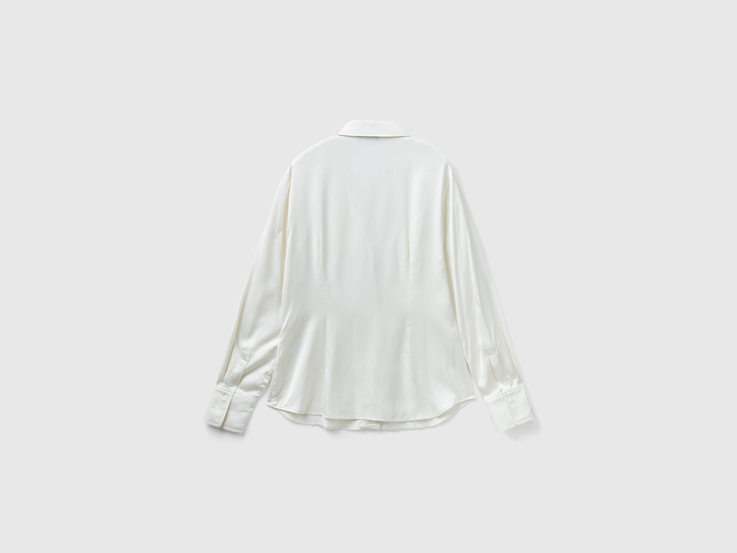 يونايتد كولورز اوف بينيتون قميص ساتان نسائي بقصة ضيقة